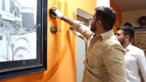 Read more about the article दिल्ली यूनिवर्सिटी के कॉलेज में प्रिंसिपल ने क्लास की दीवारों पर लगाया गोबर, DUSU ने किया विरोध; VC बोले- पहले घर पर आज़माएं!