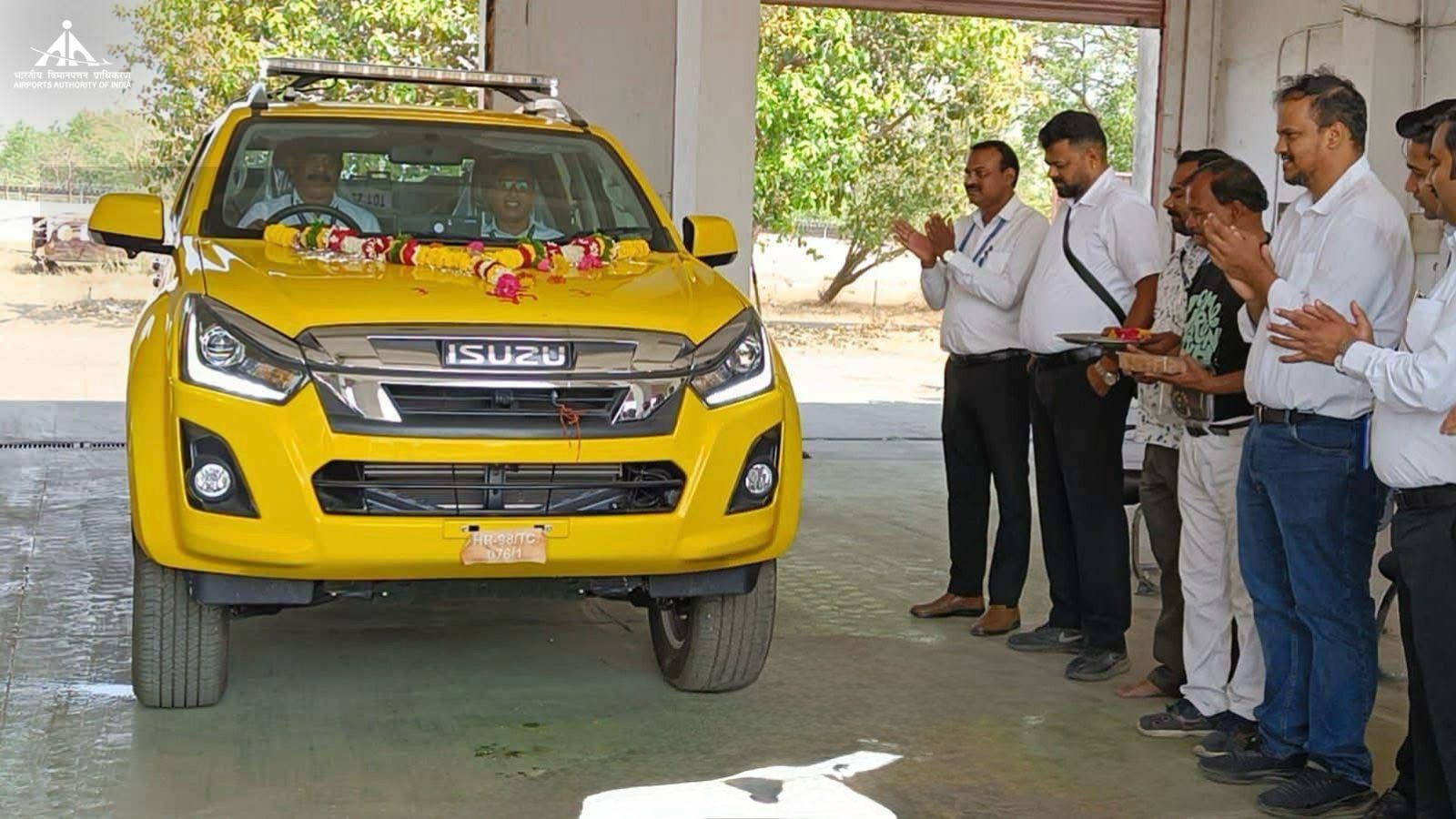 You are currently viewing इंदौर एयरपोर्ट पर पहली बार हुआ स्वदेशी ‘फ्रिक्शन रनवे टेस्टिंग मशीन’ का इस्तेमाल, अब बोइंग 777 जैसे बड़े विमान भी इंदौर में उतर सकेंगे; 25 करोड़ की मरम्मत और हाईटेक मशीन से अपग्रेड हुआ इंदौर एयरपोर्ट