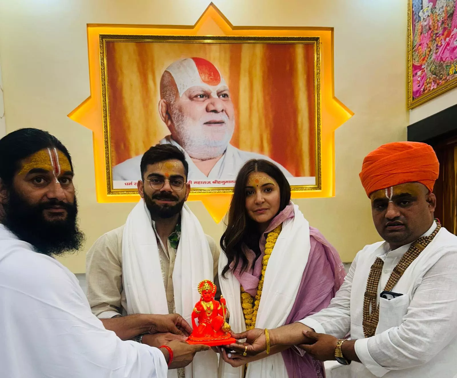 Read more about the article विराट कोहली और अनुष्का शर्मा ने अयोध्या में किए रामलला और हनुमानजी के दर्शन, सुबह 7 बजे श्रीराम जन्मभूमि मंदिर पहुंचे थे दोनों; राम मंदिर के प्रथम तल के निर्माण कार्य का भी किया अवलोकन!