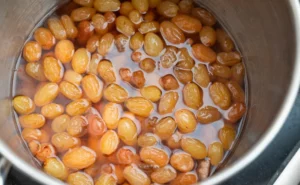 Read more about the article भीगी किशमिश खाने के फायदे जानकर चौंक जाएंगे आप! गलत तरीका हो सकता है नुकसानदायक – जानिए सही तरीका और जबरदस्त फायदे