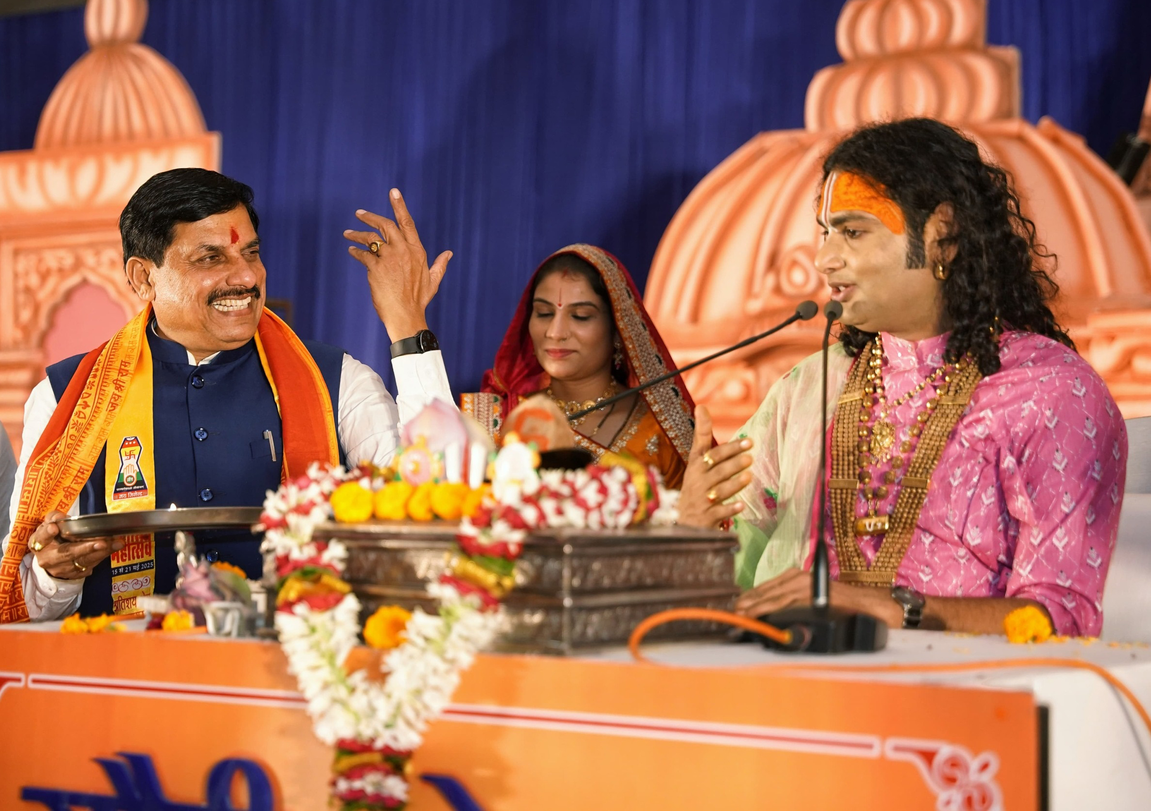 Read more about the article रिंवझा पहुंचे सीएम डॉ. यादव, अनिरुद्धाचार्य जी महाराज द्वारा आयोजित श्रीमद भागवत कथा में हुए शामिल; व्यासपीठ को नमन कर प्रदेश की खुशहाली की कामना की