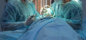 Read more about the article पुरुष सर्जन ने बिना पूछे कर दी महिला की प्राइवेट सर्जरी: उपभोक्ता फोरम ने डॉक्टरों पर ठोका जुर्माना, डॉक्टरों को देने होंगे 30 हजार मुआवज़ा!