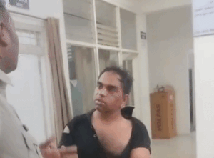 Read more about the article शहडोल में डॉक्टर और पुलिसकर्मी के बीच सड़क पर मारपीट, पत्नी के सामने डॉक्टर को पीटा; वीडियो वायरल होने के बाद पुलिस जांच में जुटी!