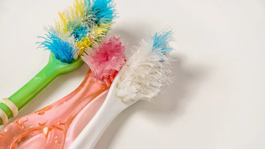 You are currently viewing क्या आप भी पुराने टूथब्रश को कचरे में फेंक देते हैं? तो आप कर रहे हैं बड़ी गलती! जानिए कैसे यह छोटा सा ब्रश घर के बड़े-बड़े कामों में बन सकता है आपका स्मार्ट हेल्पर