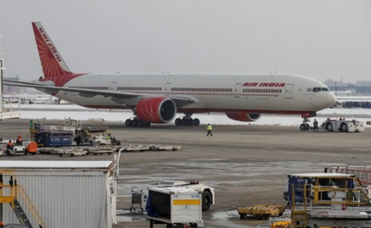 You are currently viewing भारत की एयरस्ट्राइक के बाद हवाई सेवाओं पर बड़ा असर: 7 राज्यों के 27 एयरपोर्ट 9 मई तक बंद, 430 फ्लाइट्स कैंसिल; यात्रियों में हड़कंप!