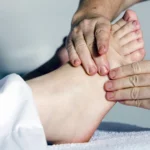 रुमेटाइड अर्थराइटिस: एक दर्दनाक सच्चाई, जो धीरे-धीरे जोड़ों को कर देती है जकड़न का शिकार – जानिए दर्द से राहत के घरेलू और आयुर्वेदिक उपाय