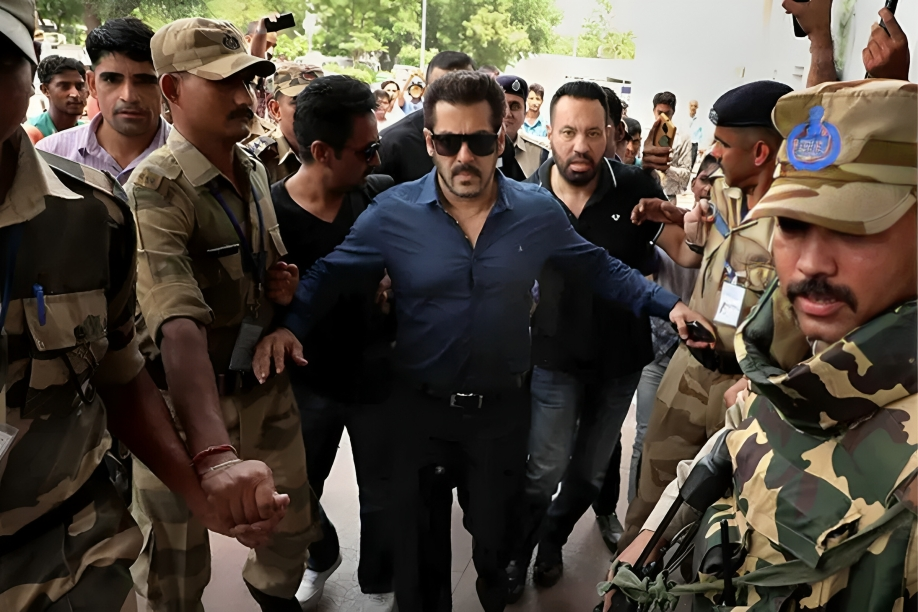 You are currently viewing Y+ सिक्योरिटी के बावजूद सलमान खान के घर घुसा युवक, पुलिस ने किया गिरफ्तार; युवक कार के पीछे छिपकर अपार्टमेंट में घुसा था