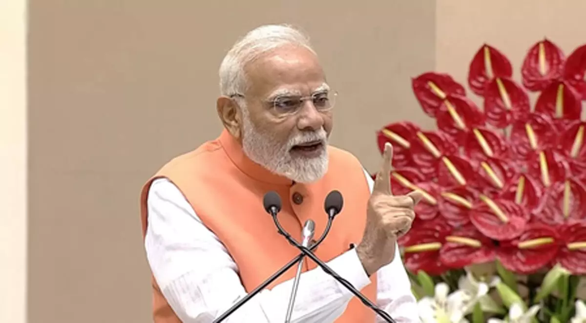 Read more about the article जैन मुनि आचार्य विद्यानंद महाराज के 100 वर्ष: जन्म शताब्दी समारोह में शामिल हुए PM मोदी, समारोह में जारी किया विशेष डाक टिकट और सिक्का!