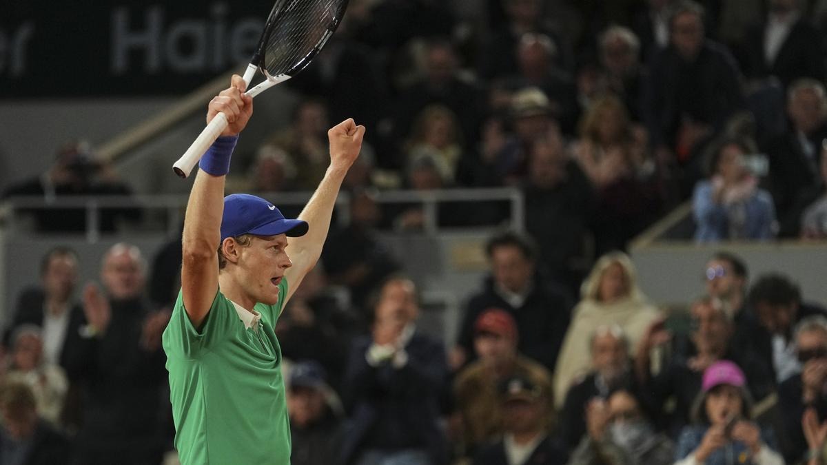 Read more about the article जोकोविच का फ्रेंच ओपन 2025 में 25वें ग्रैंड स्लैम का सपना टूटा, 23 साल के सिनर से सीधे सेटों में हार कर हुए भावुक – कहा ‘शायद यह मेरा आखिरी मैच था’