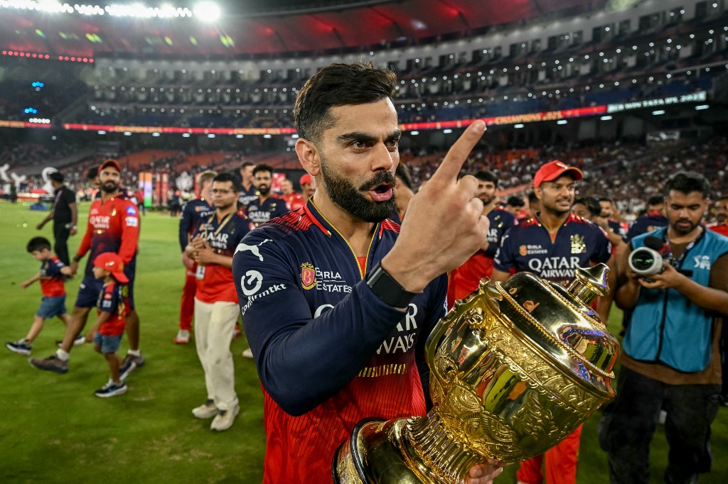 Read more about the article RCB पर टूटा कानून का शिकंजा: 11 मौतों की जिम्मेदार बताई गई विराट कोहली की टीम – सरकारी जांच रिपोर्ट में बड़ा खुलासा!
