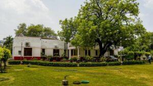 Read more about the article दिल्ली की नई सीएम ने छोड़ा केजरीवाल का बंगला, राज निवास रोड पर शिफ्ट होगा परिवार; नए बंगले का रेनोवेशन जल्द होगा शुरू!