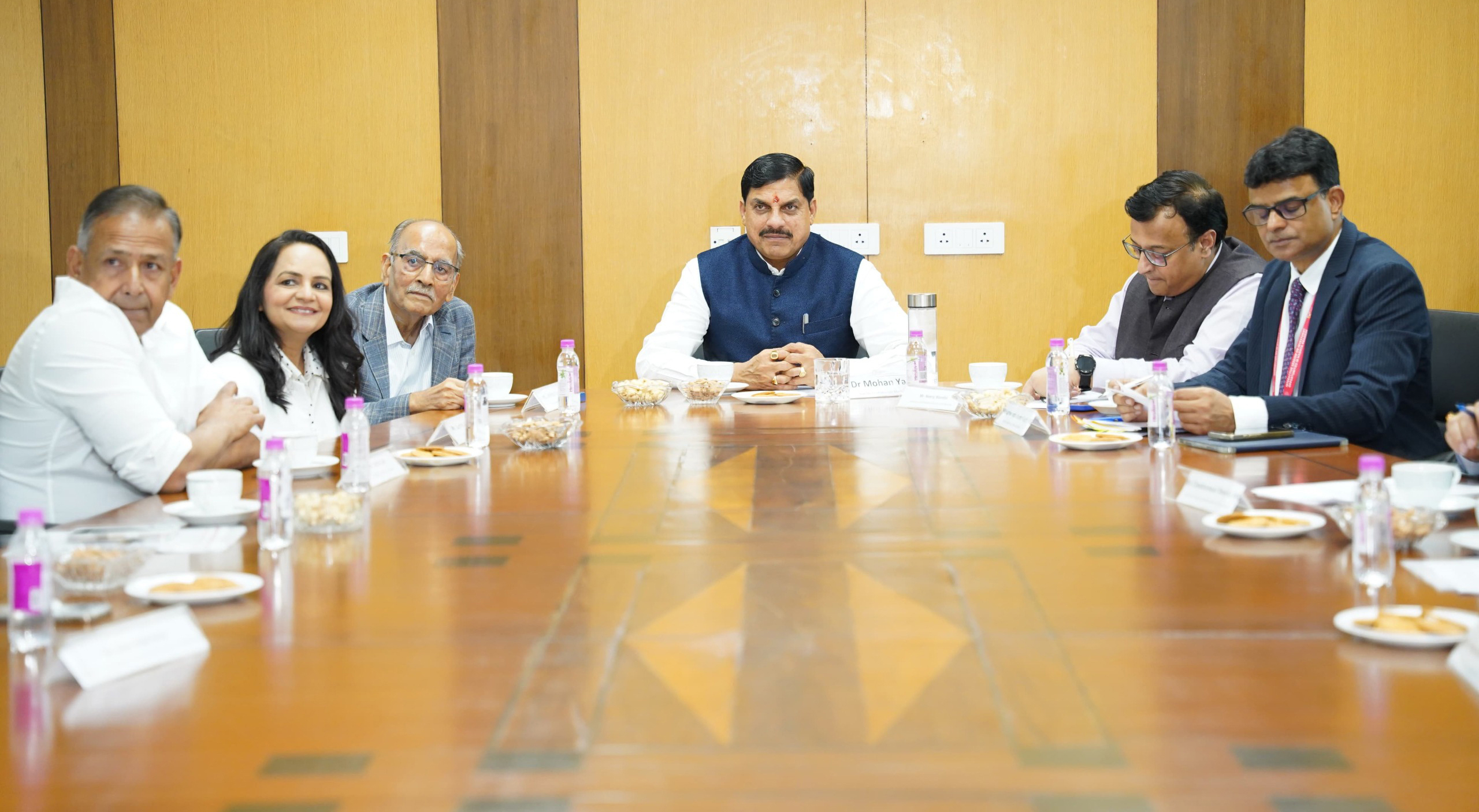 You are currently viewing मुख्यमंत्री डॉ. मोहन यादव ने पंजाब के प्रमुख उद्योगपतियों से की भेंट: लुधियाना में बोले – ‘मध्यप्रदेश बनेगा गारमेंट-टेक्सटाइल हब, जरूरत पड़ी तो बदले जाएंगे नियम’!