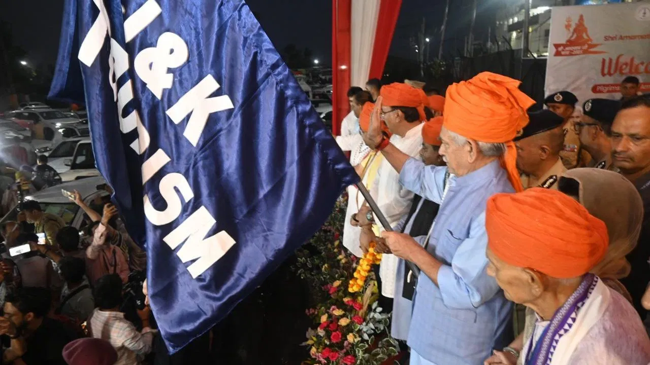 Read more about the article कड़ी सुरक्षा में अमरनाथ यात्रा शुरू,  बम-बम भोले के जयकारों के बीच पहला जत्था हुआ रवाना; 9 अगस्त तक चलेगी यात्रा!