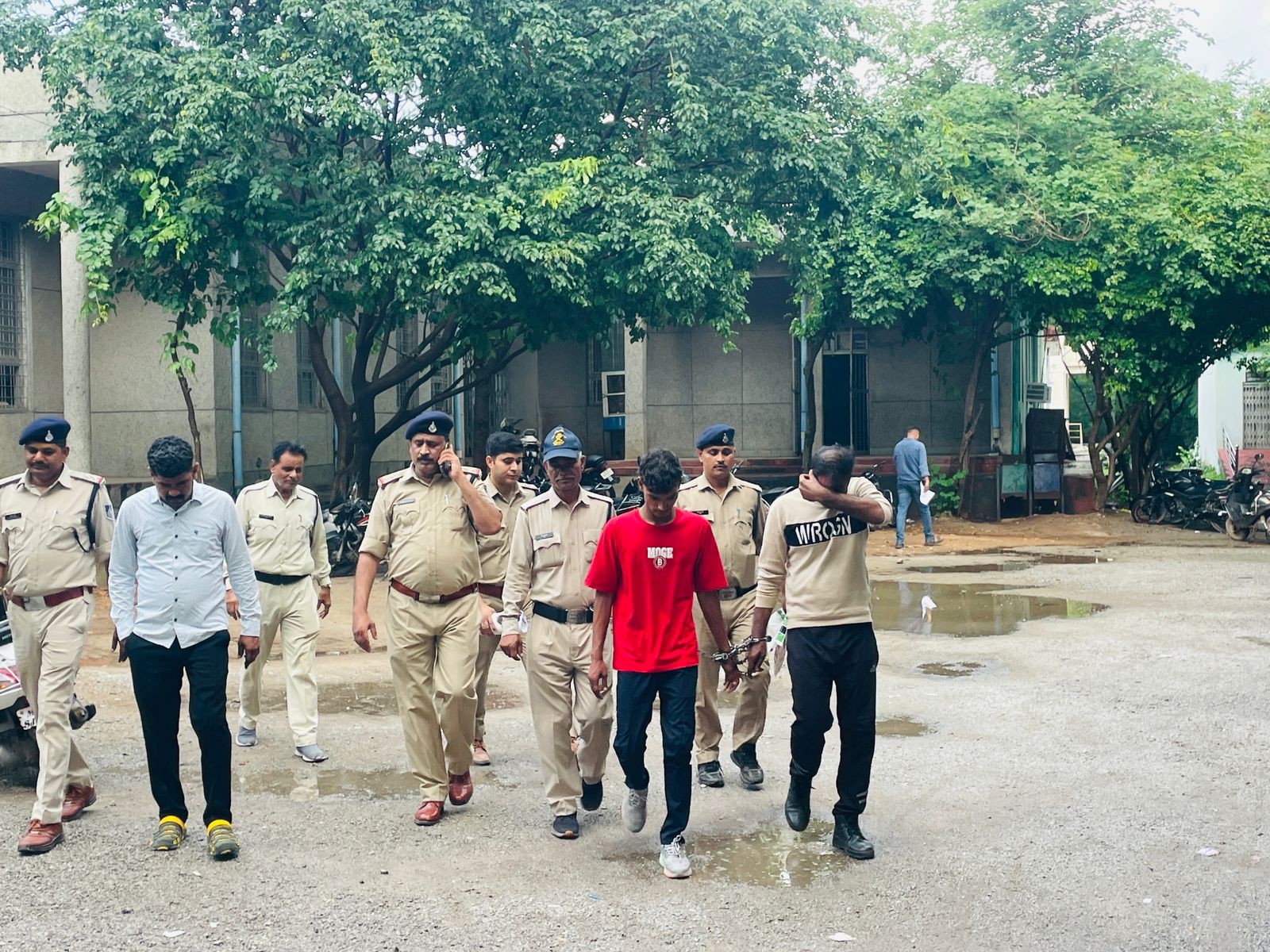 Read more about the article ग्वालियर: पुलिस वर्दी की आड़ में ‘चोर गैंग’ का खुलासा, कॉन्स्टेबल समेत छह गिरफ्तार; लूट कर भाई के लिए जुटा रहा था जमानत के पैसे!