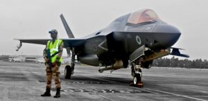 Read more about the article दुनिया का सबसे महंगा F-35 जेट भारत में 13 दिन से फंसा, ब्रिटेन की 40 इंजीनियर्स की टीम पहुंची भारत; टीम तय करेगी यहीं होगा मरम्मत या लौटेगा UK?