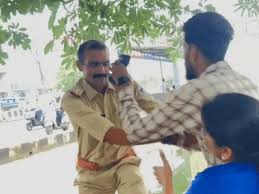 Read more about the article भोपाल पुलिस की शर्मनाक करतूत: ASI ने युवक को पीटा, लड़कियों से भी की मारपीट; वीडियो वायरल!