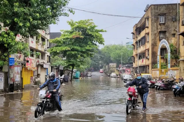 Read more about the article मध्यप्रदेश में आसमान से आफ़त: 30 जिलों में मूसलधार बारिश, जनजीवन बेहाल; ग्वालियर-चंबल में रेड अलर्ट, भोपाल-इंदौर भी जलमग्न!