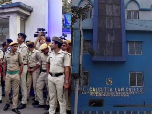 Read more about the article साउथ कोलकाता लॉ कॉलेज में छात्रा से गैंगरेप: पुलिस ने चारों आरोपियों के साथ किया सीन रीक्रिएशन, पुलिस ने 4 घंटे तक जुटाए सबूत; कोर्ट ने कॉलेजों में छात्र राजनीति पर भी कसी लगाम!