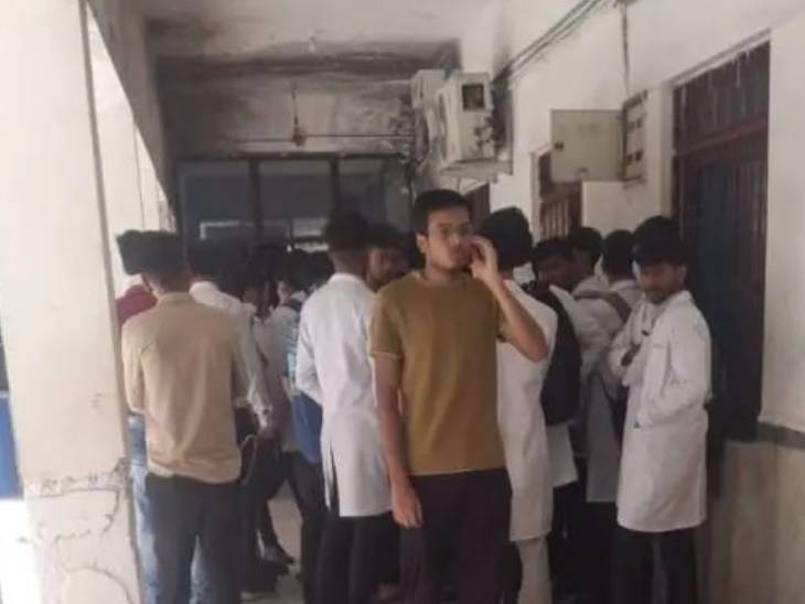 You are currently viewing नीट टॉपर शिवांश की संदिग्ध मौत: दो महीने बाद भी नहीं मिला जवाब, अब CBI जांच की उठी मांग; सीसीटीवी और रैगिंग रिपोर्ट पर भी उठे सवाल!