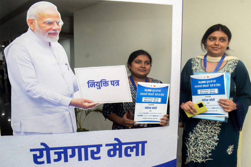 Read more about the article PM मोदी ने 51,000 युवाओं को सौंपे नियुक्ति पत्र, कहा- युवा शक्ति ही भारत की सबसे बड़ी गारंटी; रोजगार मेला से अब तक 10 लाख नौकरियां मिल चुकी!