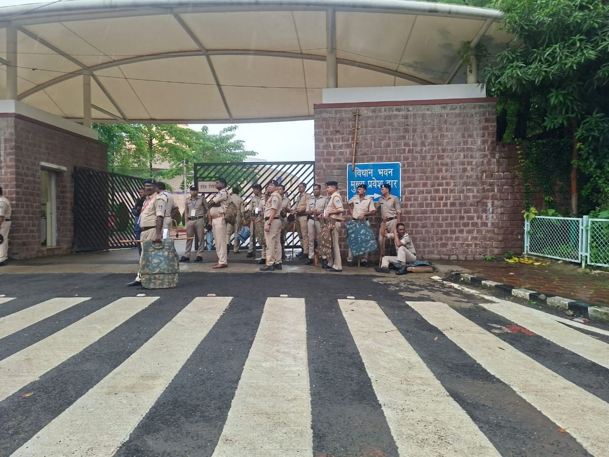 You are currently viewing सख्त सुरक्षा घेरे में विधानसभा: मानसून सत्र से पहले पूरी तरह सील हुआ परिसर, नारेबाजी और प्रदर्शन पर भी बैन!