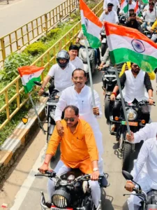 Read more about the article सिंगरौली में भाजपा विधायक की तिरंगा यात्रा में यातायात नियमों की अनदेखी, हेलमेट वितरण के अगले दिन खुद बिना हेलमेट नजर आए