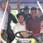 12 घंटे में सिंधिया ने निभाया वादा: बाढ़ में गांववालों की जान बचाने में टूटा था गिर्राज का ट्रैक्टर, सिंधिया ने खुद चलाकर पहुंचाया नया ट्रैक्टर; कहा – ‘यह मेरा बेटा भी है’!