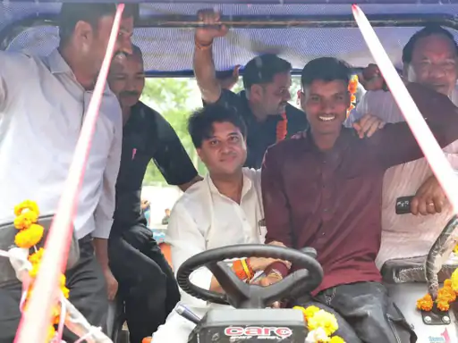 Read more about the article 12 घंटे में सिंधिया ने निभाया वादा: बाढ़ में गांववालों की जान बचाने में टूटा था गिर्राज का ट्रैक्टर, सिंधिया ने खुद चलाकर पहुंचाया नया ट्रैक्टर; कहा – ‘यह मेरा बेटा भी है’!