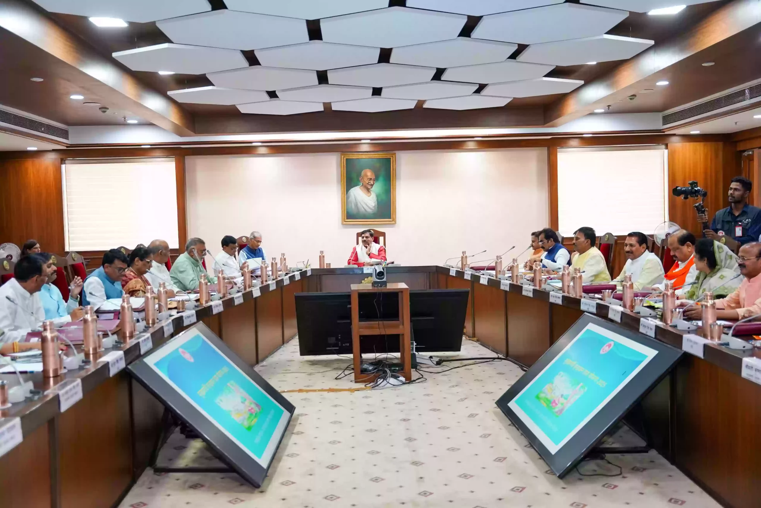 Read more about the article मोहन कैबिनेट की अहम बैठक: मऊगंज और पांढुर्णा में BJP कार्यालयों के लिए सरकारी ज़मीन आवंटित, जबलपुर में 100 बिस्तर का अस्पताल और मुरैना में ऊर्जा परियोजना को भी मिली हरी झंडी!