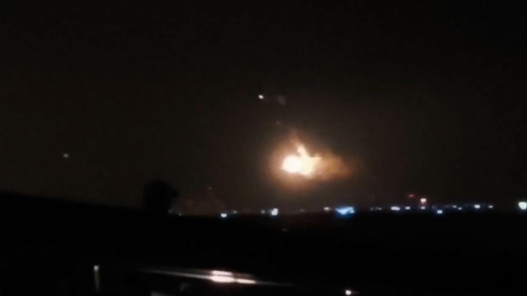 Read more about the article बोइंग एफ/ए-18 विमान उड़ान भरने के बाद आग की चपेट में आ गया