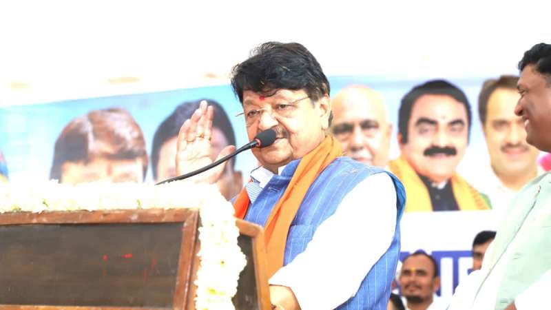 Read more about the article इंदौर के लिए किसी से भी झगड़ सकता हूं, चाहे मुख्यमंत्री ही क्यों न हों: कैलाश विजयवर्गीय; राऊ विधानसभा में 8 करोड़ की सड़क परियोजना का हुआ भूमिपूजन, विजयवर्गीय बोले- इंदौर मेरी आत्मा में बसता है!