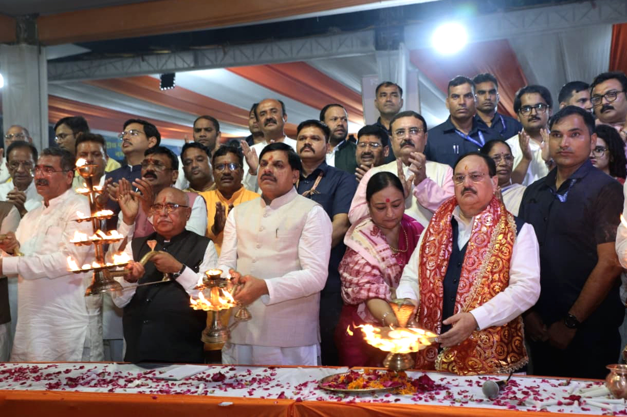 Read more about the article हर-हर नर्मदे के जयकारों से गूंजा जबलपुर: केंद्रीय मंत्री जेपी नड्डा और मुख्यमंत्री यादव ने की माँ नर्मदा की पूजा, किया दुग्धाभिषेक व दीपदान; महाआरती में कई दिग्गज हुए शामिल!