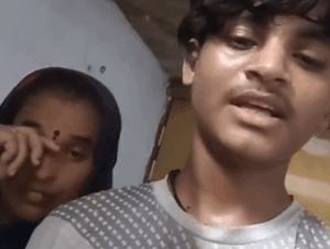 Read more about the article छतरपुर में पारिवारिक विवाद ने ली खतरनाक मोड़, युवक ने वीडियो में दी सामूहिक आत्महत्या की धमकी; पीड़ित परिवार बोला– पुलिस कार्रवाई नहीं कर रही, सोशल मीडिया पर वायरल हुआ वीडियो!