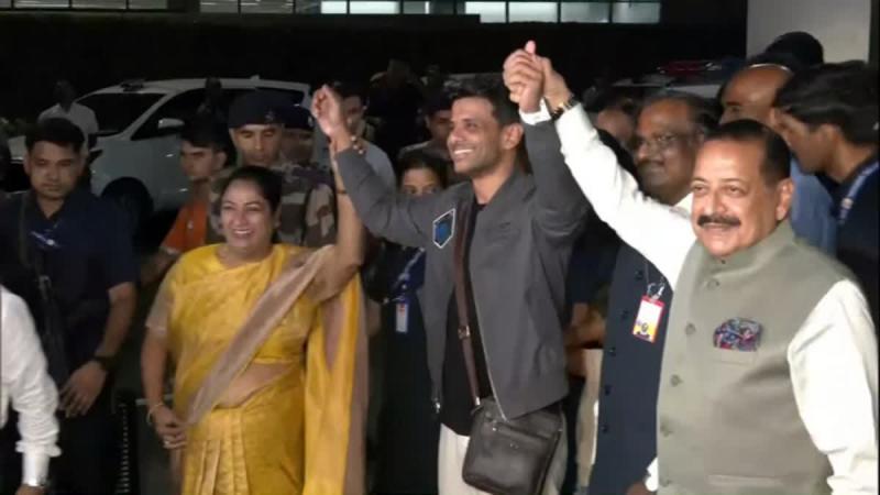 Read more about the article ISS पर पहुंचने वाले पहले भारतीय शुभांशु शुक्ला 16 महीने बाद घर लौटे, मां बोलीं- अब भी मेरा नन्हा बेटा है: शुभांशु शुक्ला दिल्ली पहुंचे, पीएम मोदी से आज हो सकती है मुलाकात!