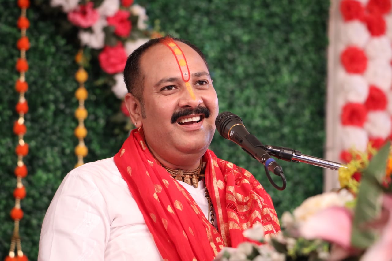 Read more about the article कुबेरेश्वर धाम में 3 दिन में 6 मौतें: पूर्व मंत्री कुसुम महदेले ने जताई नाराजगी, पंडित प्रदीप मिश्रा के कार्यक्रम पर रोक की मांग; न्यायिक जांच की भी उठी मांग!