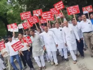 Read more about the article अंदर खड़गे-वेणुगोपाल ने सिखाई रणनीति, बाहर नाराज कार्यकर्ताओं ने दिया धरना: दिल्ली में इंदौर ग्रामीण जिला अध्यक्ष पर बवाल, कार्यकर्ता बोले – बाहरी जिले से आए नेता को जिम्मा देना अनुचित!