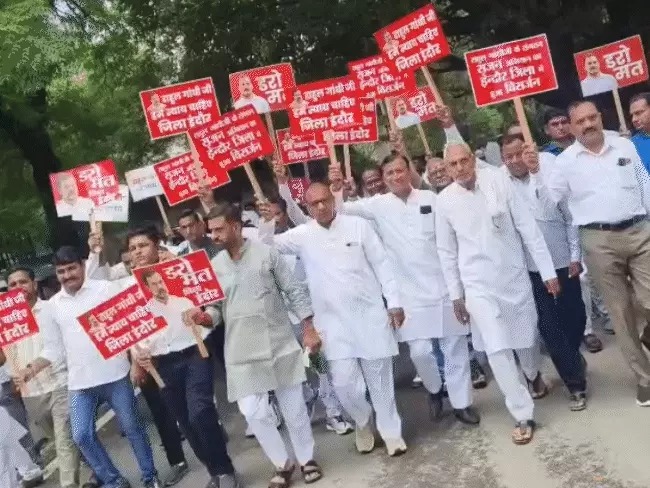 Read more about the article अंदर खड़गे-वेणुगोपाल ने सिखाई रणनीति, बाहर नाराज कार्यकर्ताओं ने दिया धरना: दिल्ली में इंदौर ग्रामीण जिला अध्यक्ष पर बवाल, कार्यकर्ता बोले – बाहरी जिले से आए नेता को जिम्मा देना अनुचित!