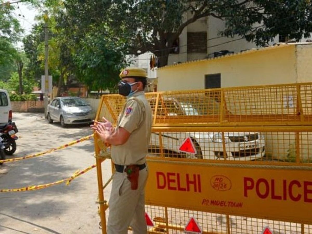 Read more about the article दिल्ली में रिश्तों का कत्ल: 39 साल के बेटे ने मां को कमरे में बंद कर बनाया हवस का शिकार, चाकू दिखाकर किया रेप; FIR दर्ज!