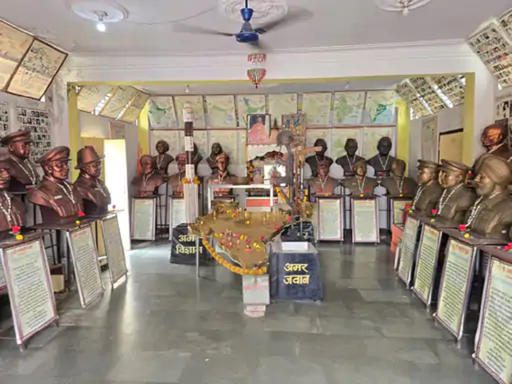 You are currently viewing अनोखा मंदिर: जहां एक ही छत के नीचे वीर जवानों से लेकर गांधी–नेहरू तक सबको मिली जगह