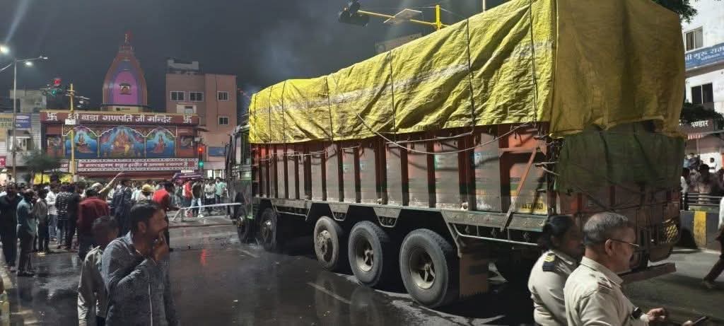 You are currently viewing इंदौर ट्रक हादसे में तीसरी मौत: दो लोगों ने मौके पर तोड़ा था दम; ट्रक ने नो एंट्री में घुसकर 15 को कुचला था