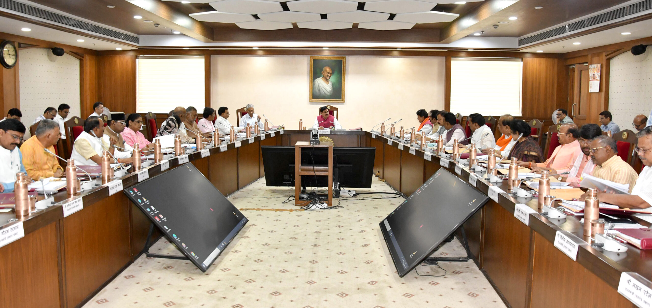 Read more about the article CM मोहन यादव की मंत्रि-परिषद बैठक: प्रदेश में निजी ऑपरेटर के साथ हेलीकॉप्टर सेवा शुरू करने का लिया बड़ा निर्णय, 13 मेडिकल कॉलेजों में 354 नए सीनियर रेसीडेंट पद होंगे सृजित!