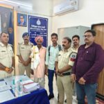 महाकाल पुलिस द्वारा गुमशुदा वृद्ध तीर्थ यात्री को किया सुरक्षित परिजनों को सुपुर्द।