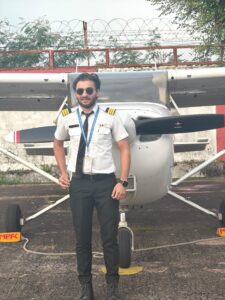 Read more about the article 25 की उम्र में बने पायलट, मध्यप्रदेश फ्लाइंग क्लब से पूरी की ट्रेनिंग