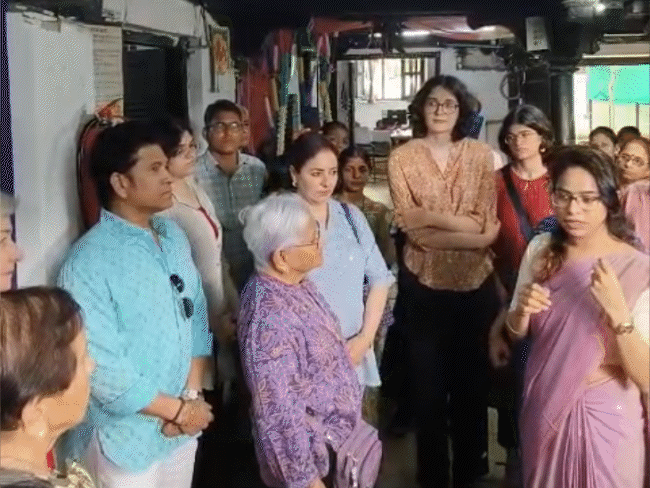 Read more about the article सचिन तेंदुलकर पहुंचे महेश्वर, बुनकरों से सीखी महेश्वरी साड़ी की बुनाई की बारीकियां: पद्मश्री जगदीश जोशीला ने किया सचिन का सम्मान – शाल और श्रीफल भेंट!