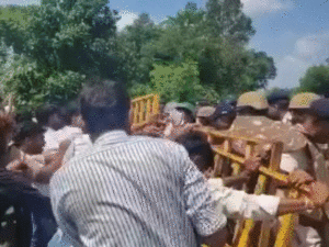 Read more about the article देवतालाब दौरे पर पहुंचे CM मोहन यादव: कांग्रेस नेता मुख्यमंत्री को किसानों की समस्याएं बताना चाहते थे, पुलिस ने रोका; झड़प के बाद पूर्व विधायक बन्ना सहित कई गिरफ्तार!