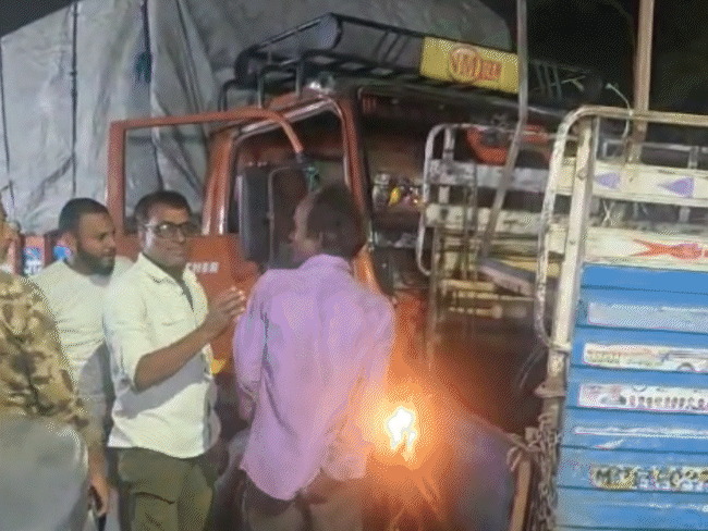 Read more about the article इंदौर हादसा: नवलखा से टक्कर मारते हुए लोहमंडी ब्रिज तक दौड़ा बेकाबू ट्रक, पुल पर अफरा-तफरी – गनीमत से टला बड़ा हादसा