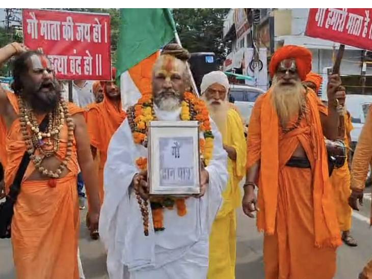 Read more about the article जबलपुर में कम्प्यूटर बाबा का अनोखा विरोध, भिक्षा मांगकर निकली गौरक्षा मुहिम: मोहन सरकार पर भी बरसे बाबा, बोले— सीएम से कई बार मिले, सुनवाई न होने पर सड़क पर उतरे!