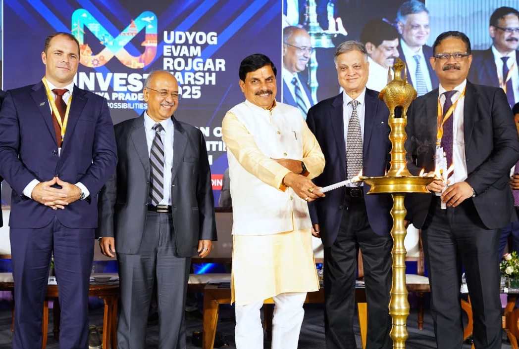 Read more about the article मुंबई से मध्यप्रदेश की निवेश यात्रा को नई रफ्तार! मुख्यमंत्री डॉ. मोहन यादव बोले — “ईज ऑफ डूइंग बिज़नेस, कॉस्ट और स्पीड तीनों में आगे है एमपी”, ₹74,300 करोड़ के निवेश प्रस्तावों से खुलेंगे 7,000 नए रोजगार