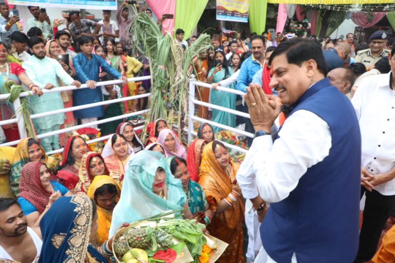 भोपाल से पटना तक गूंजे छठ के गीत — लाखों श्रद्धालुओं ने डूबते सूर्य को दिया अर्घ्य, महिलाएं बांस की टोकरी और दीपों संग लीन रहीं पूजा में; सीएम मोहन यादव ने दिया अर्घ्य!