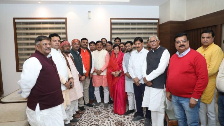 CM मोहन यादव से कांग्रेस-बीजेपी विधायकों ने की मुलाकात, IAS संतोष वर्मा को सस्पेंड करने की मांग की